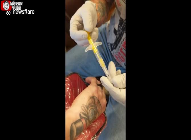 Video :A biohacker places a chip beneath his skin so that he can unlock his garage door